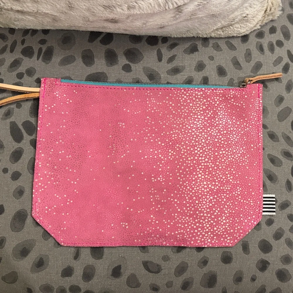 Brand New Meanwhile Back on the Farm Pink Stingray Leather Wristlet - Picture 7 of 8
